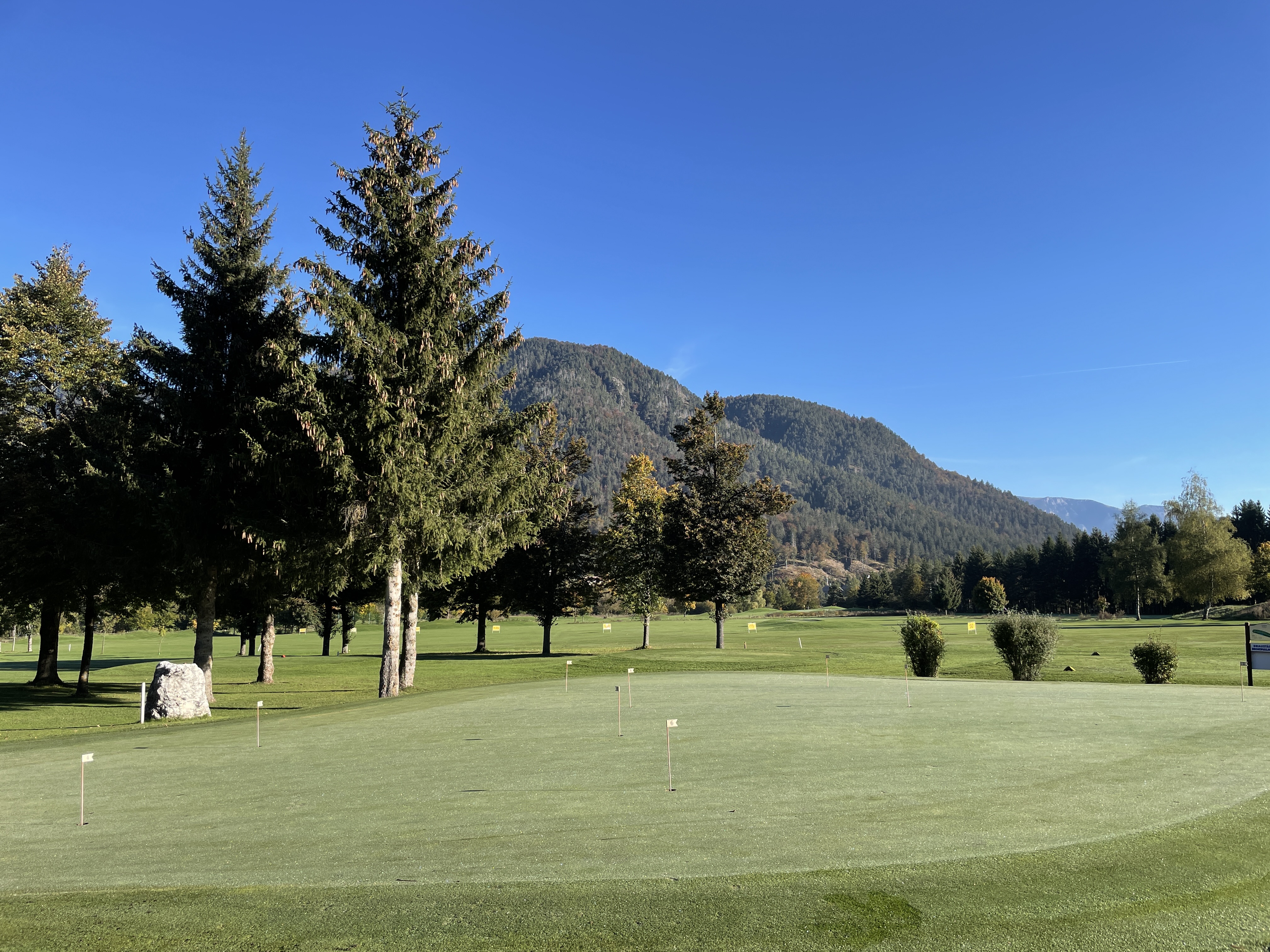 /images/autumn-putting-green.jpg