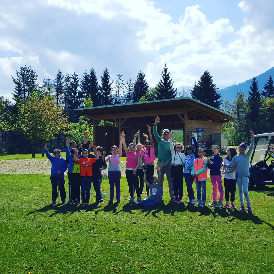 Accademia di golf con gruppo di partecipanti