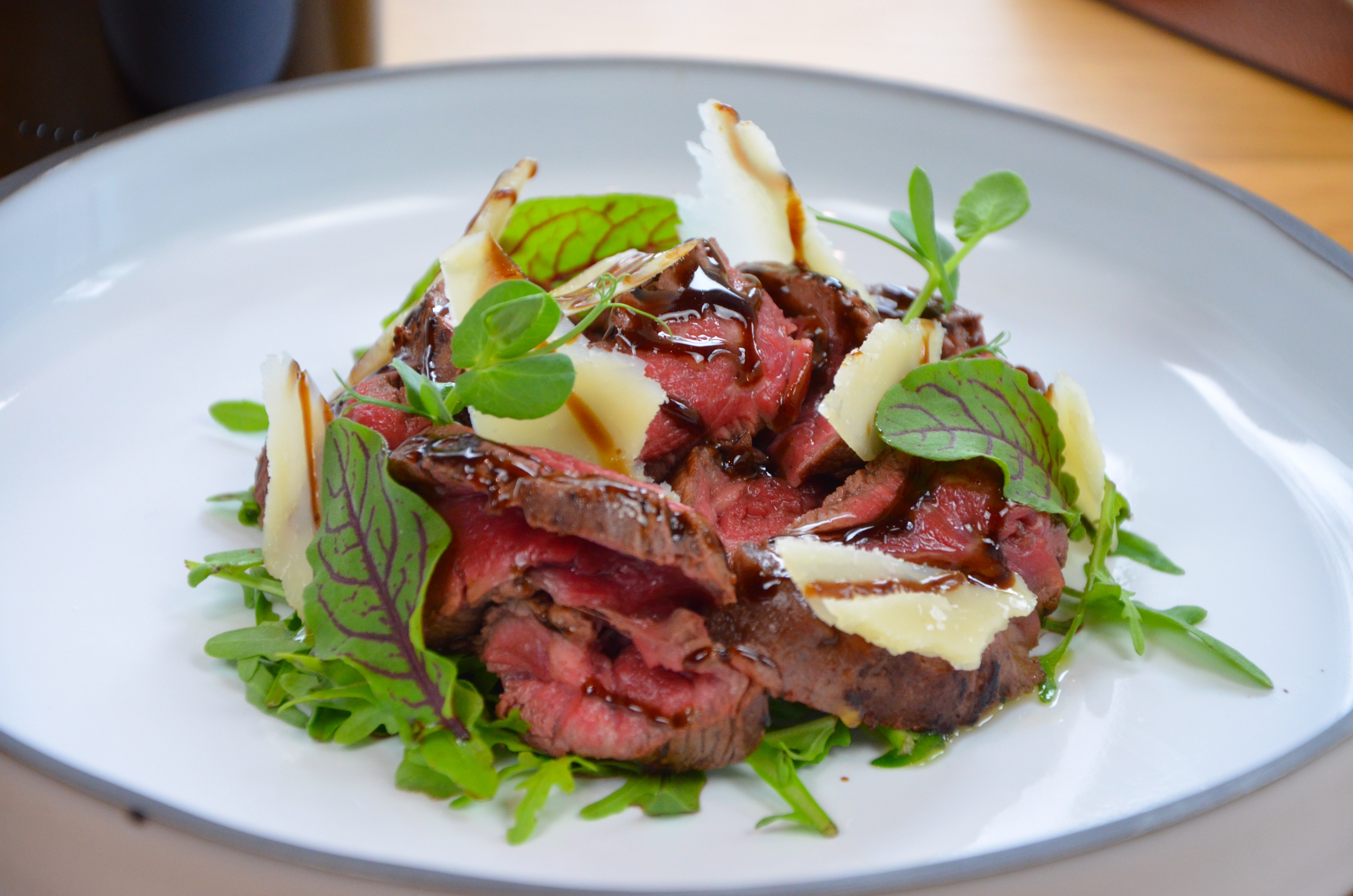 Tagliata di Manzo mit Rucola und Parmesan