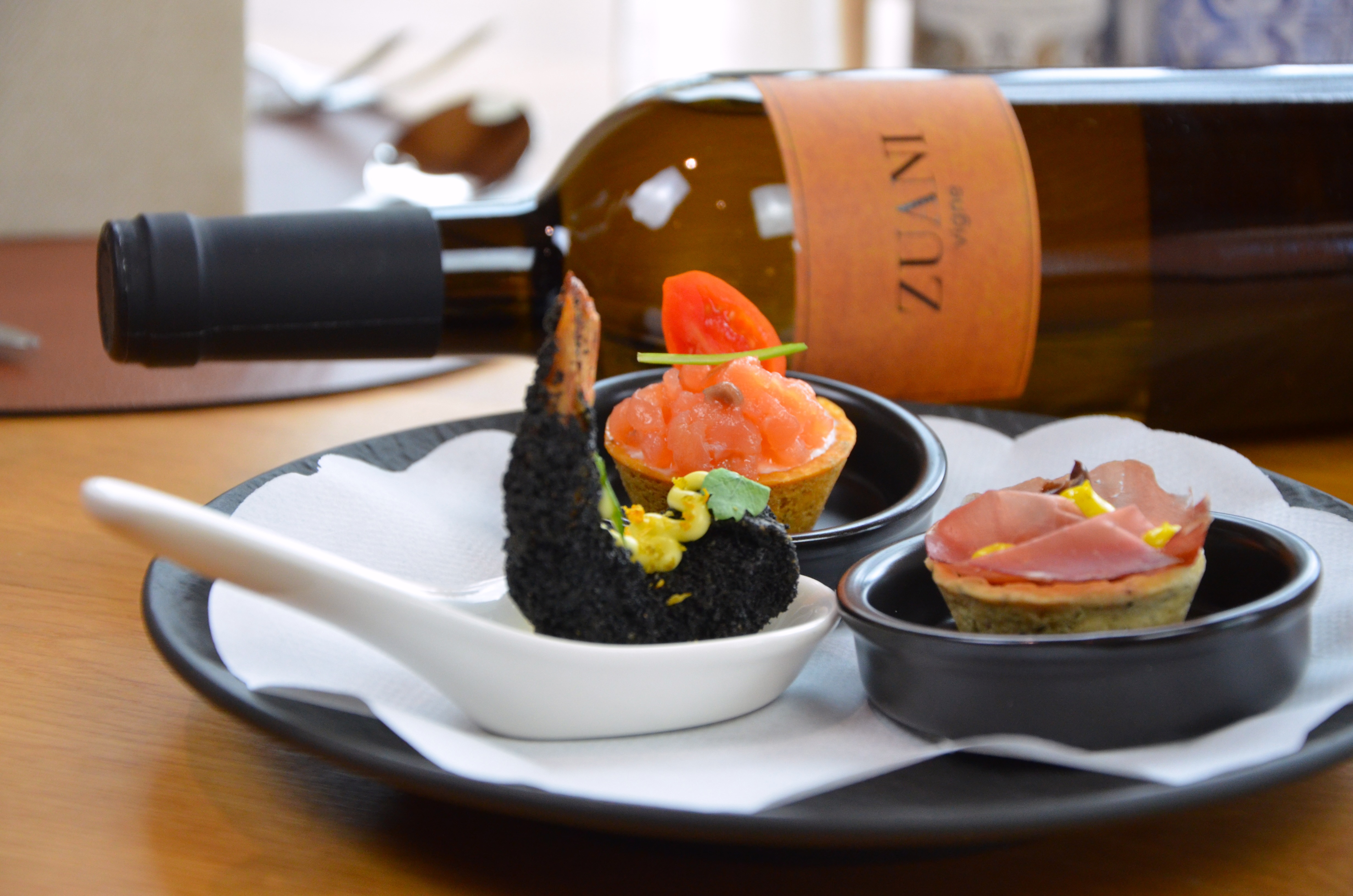 Feine Tartare auf knusprigem Blätterteig
